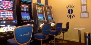 Nhiều loại game casino trực tuyến hiển thị trên màn hình thiết bị